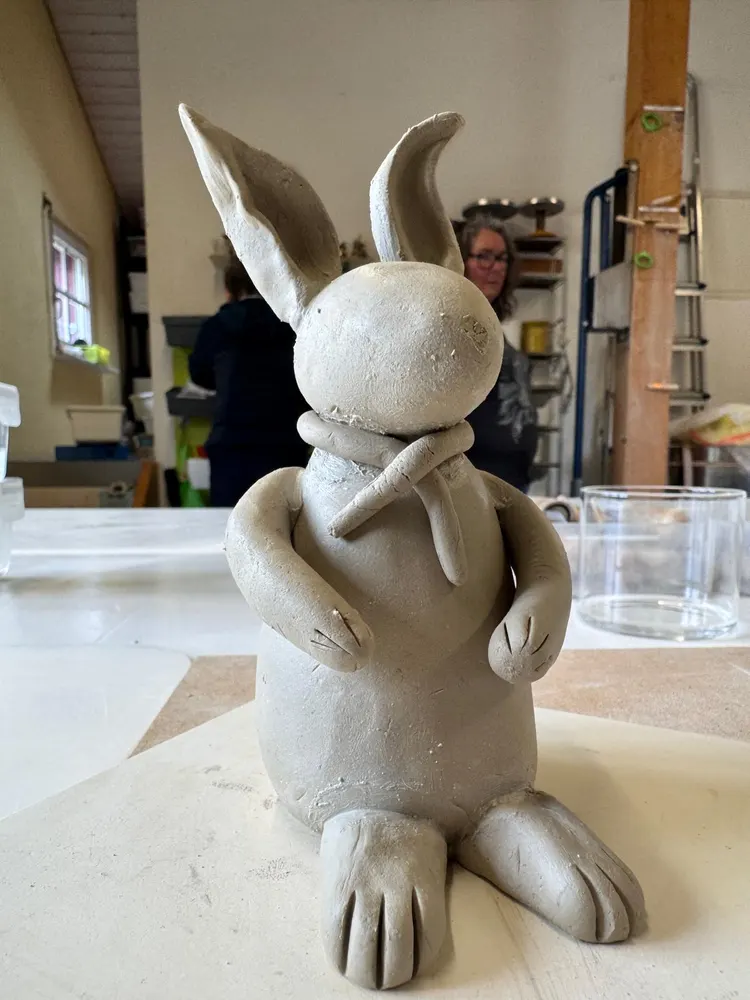 Handmodellierter sitzender Hase aus hellem Ton