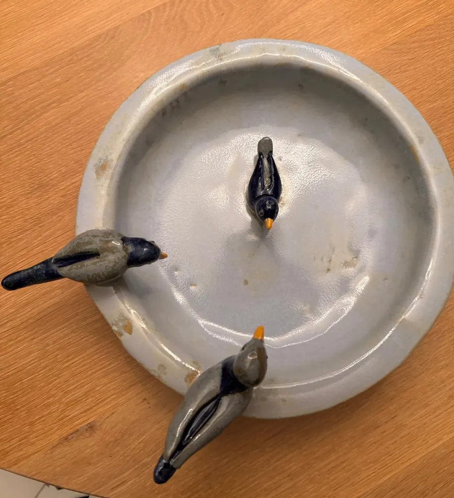 Runde Keramikschale mit drei plastisch gearbeiteten Vögeln